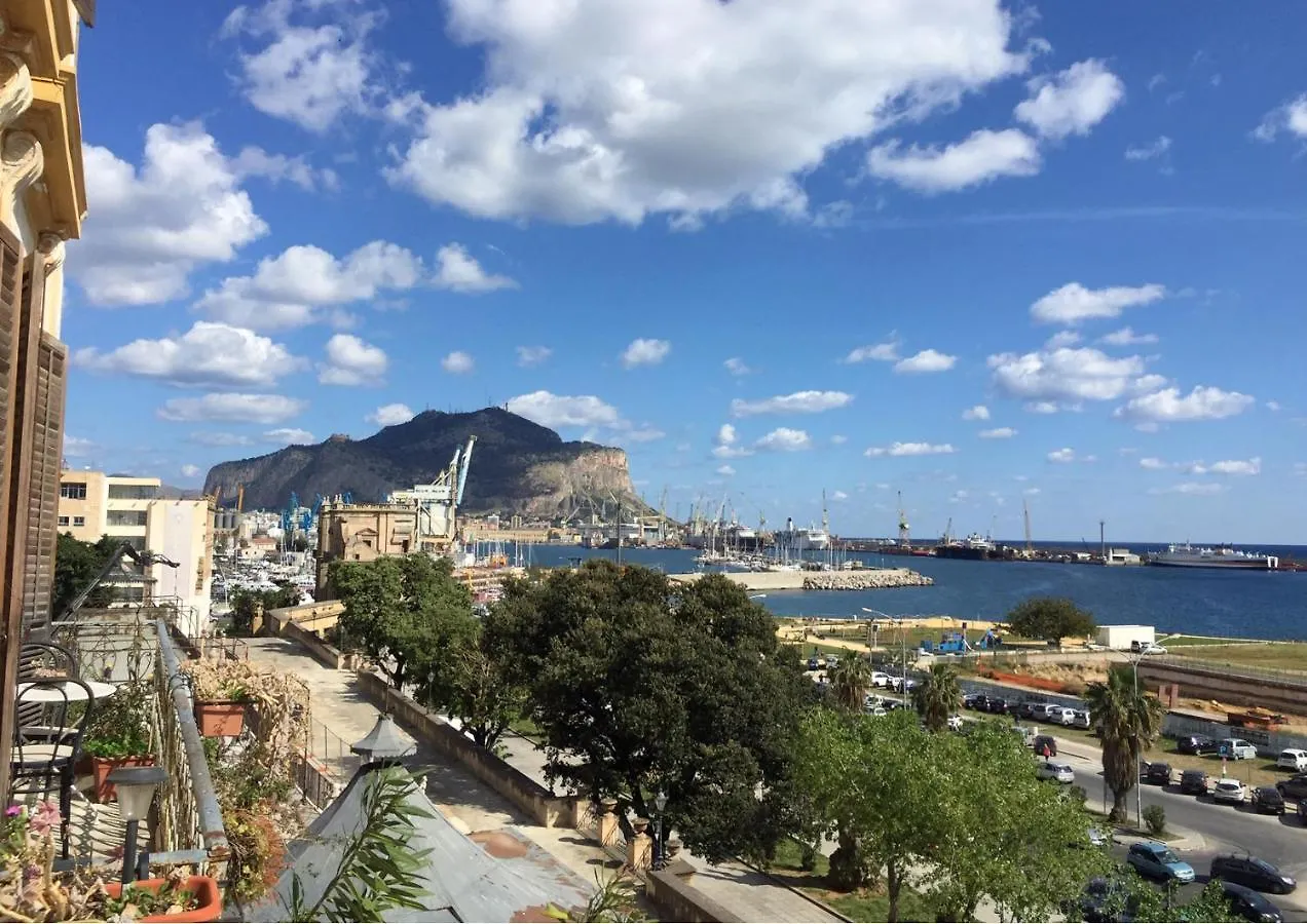 パレルモAmazing Sea View In Historic Building In Downtown By Wonderful Italyアパートメント